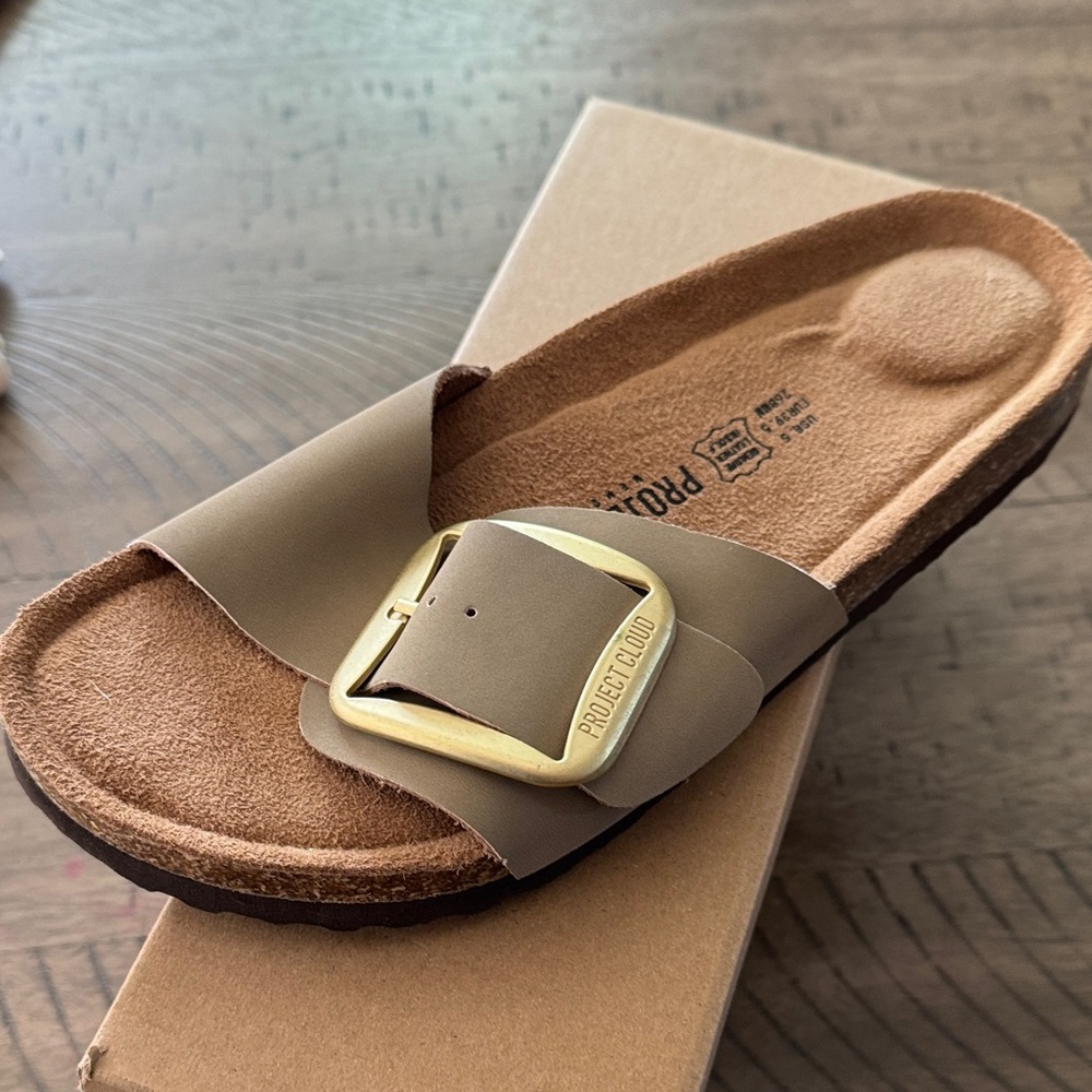 Progetto Uno Women's Beige Sandals with Gold Buckle